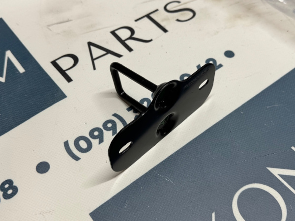 1033015-00-E Крючок замка капота (ригель) Tesla Model X 2015-2020