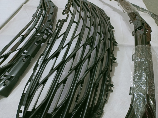 84565840black Решетка радиатора (в сборе) чёрная глянцевая Chevrolet Malibu 2019-