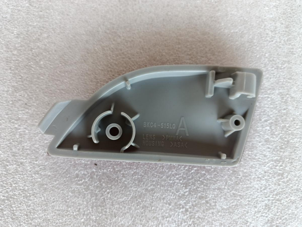 BCW8-51-5L0A Катафот заднего бампера правый (hatchbak) Mazda 3 2013-2018