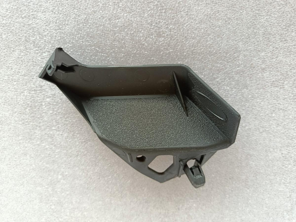 5242306040 Крепление решетки радиатора левое Toyota Camry SE 2018-2021