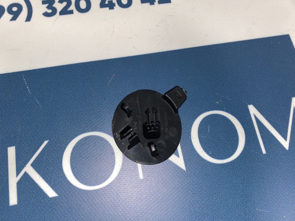 1084173-00-E Заглушка буксировочного крюка переднего бампера Tesla Model 3 2017-2023