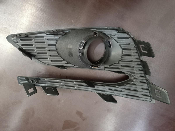 84095943 Рамка (накладка) противотуманной фары правая Chevrolet Cruze 2016-2019