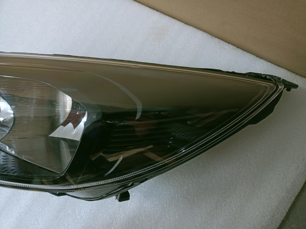 F1EZ-13008-GX Фара черная (без катафота) левая Ford Focus 2015-2018