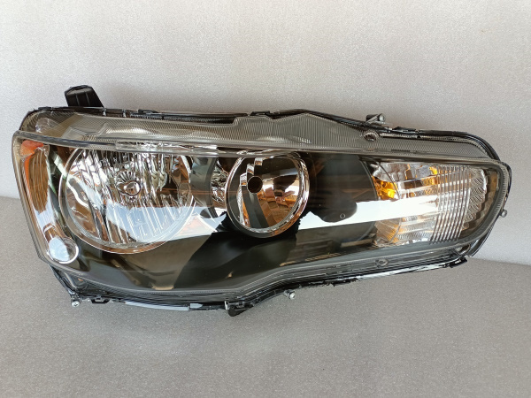 8301B407 Фара правая галоген черная на Mitsubishi Lancer 10