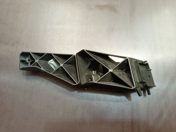 7P6807046 Крепление (кронштейн) заднего бампера правое Volkswagen Touareg 2010-2018