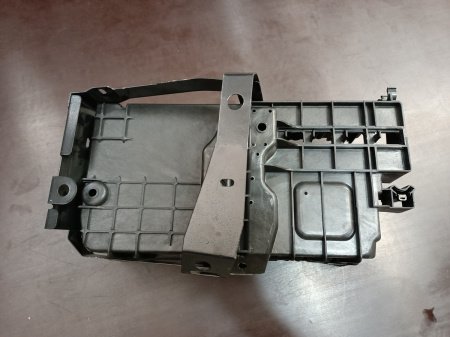 13354419 Площадка (поддон) под аккумулятор (АКБ) Chevrolet Cruze 2009-2015