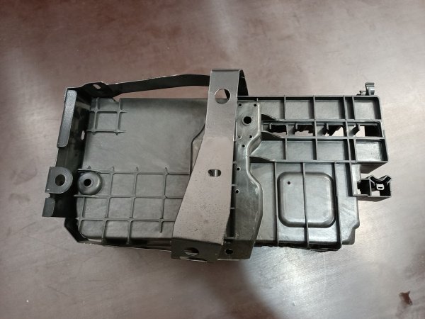 13354419 Площадка (поддон) под аккумулятор (АКБ) Chevrolet Cruze 2009-2015