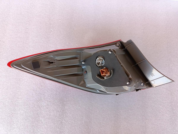 81550-02B10 Фонарь задний наружный правый USA Toyota Corolla SE 2017-2019