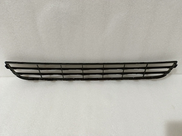 D5BB17K945B Решетка переднего бампера Ford Fiesta 2013-2017