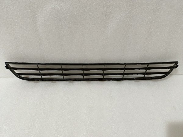 D5BB17K945B Решетка переднего бампера Ford Fiesta 2013-2017