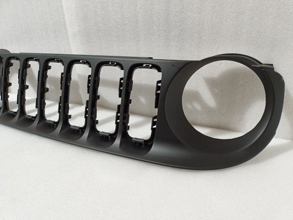 5XB15LXHAA Решетка радиатора черная  Jeep Renegade 2017-2019