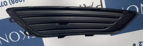 F1EZ-17B814-B Заглушка противотуманной фары левая Ford Focus 2015-2018