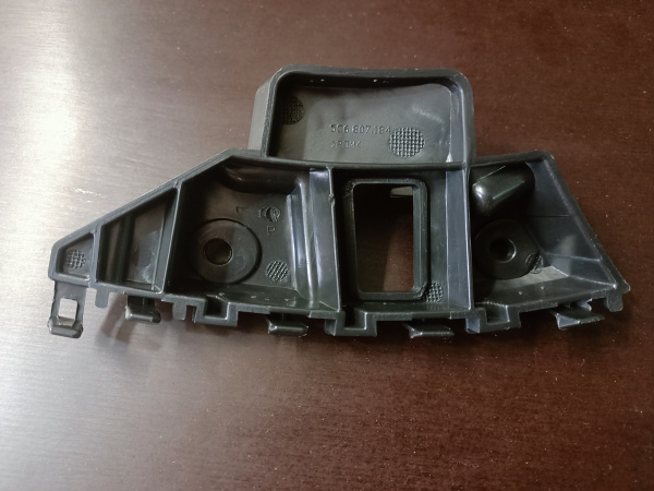 5C6807184 Крепление переднего бампера правое Volkswagen Jetta 2012-2015