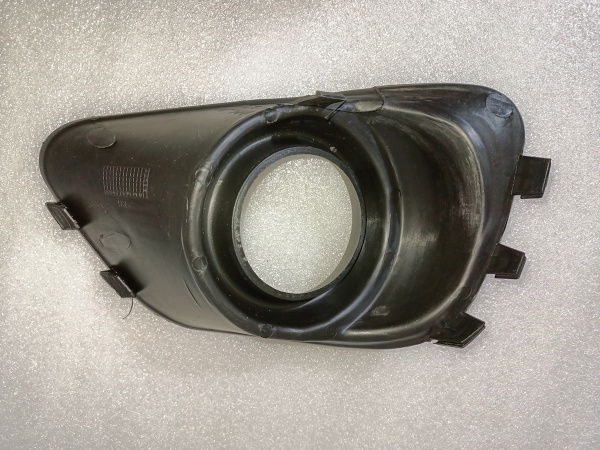 68109870AA Рамка (накладка) противотуманной фары правая Jeep Compass 2011-2016