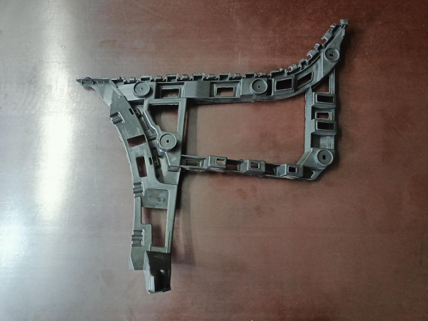 5C6807394 Крепление (кронштейн) заднего бампера нижнее правое Volkswagen Jetta 2011-2015