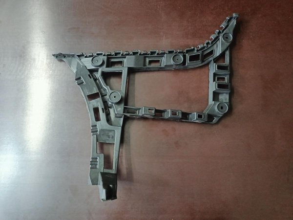 5C6807394 Крепление (кронштейн) заднего бампера нижнее правое Volkswagen Jetta 2011-2015