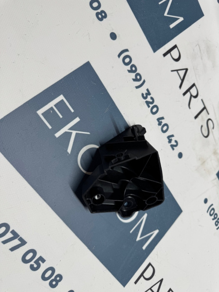 106133200B Крепление переднего бампера-фары правое Tesla Model S 2016-2020