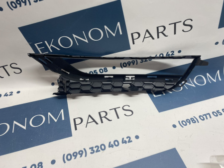 561853666A9B9 Рамка противотуманной фары правая без хрома USA Volkswagen Passat B7 2012-2015