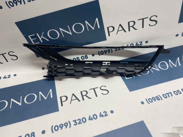 561853666A9B9 Рамка противотуманной фары правая без хрома USA Volkswagen Passat B7 2012-2015