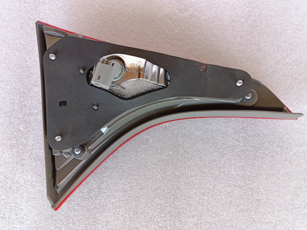 81580-02A50 Фонарь задний внутренний правый USA Toyota Corolla LE 2017-2019